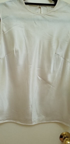 White top - Picture 2 of 4